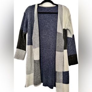 *NEVER WORN* wool Sweater, knit, long with pockets